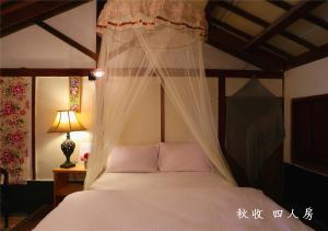 Rúm í herbergi á 玉蟾園民宿 寵物友善 YuChanYuan B&B