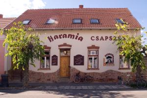 The building in which a vendégházakat is located