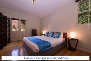 Ένα ή περισσότερα κρεβάτια σε δωμάτιο στο Dantosa Blue Mountains Retreat