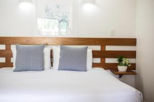 A bed or beds in a room at Port Douglas Peninsula Boutique Hotel - Adults Only Haven 