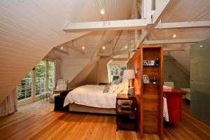 ステレンボッシュにあるDe Haas Living @ Die Laan 40のベッドルーム(ベッド1台付)が備わる屋根裏部屋です。 +24枚の写真