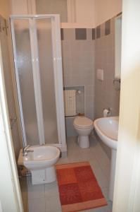 een badkamer met een toilet, een wastafel en een douche bij A Due Passi Dal Mare in Sestri Levante