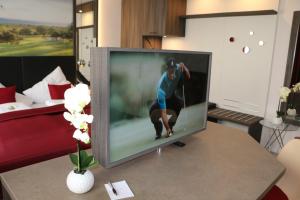 Uma TV ou centro de entretenimento em Star Apart Hotel Sachsenhausen