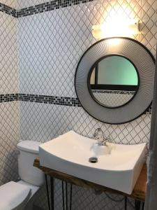 Vonios kambarys apgyvendinimo įstaigoje Rin Beach Resort