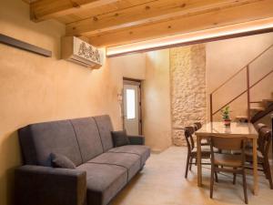A seating area at Evans House II Még 37 kép