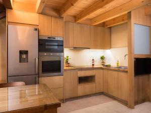 A kitchen or kitchenette at Evans House II