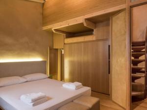 A bed or beds in a room at Evans House II