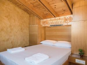A bed or beds in a room at Evans House II