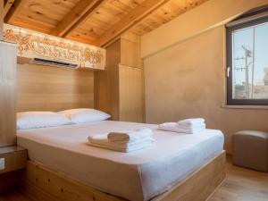 A bed or beds in a room at Evans House II