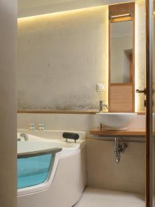 A bathroom at Evans House II