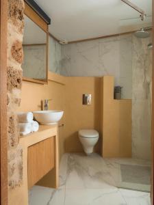A bathroom at Evans House II