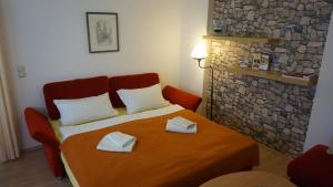 Un dormitorio con una cama con dos servilletas. en Apartment Dresden Neustadt, en Dresden