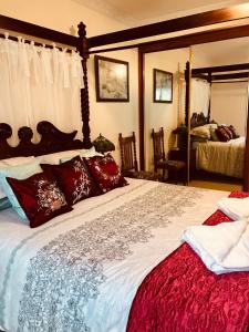Un pat sau paturi într-o cameră la Fairy Wren Cottage Country to Coast Retreat