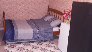 スヴランにあるOne private room near the airportの小さなベッドルーム(ベッド1台、花柄のドレッサー付)