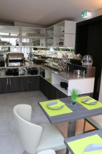 Um restaurante ou outro lugar para comer em Star Apart Hotel Sachsenhausen