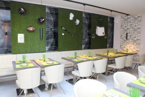 Um restaurante ou outro lugar para comer em Star Apart Hotel Sachsenhausen