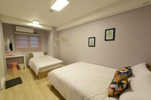 En eller flere senge i et værelse på Daol Guesthouse