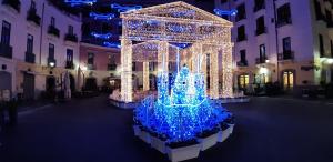 un espectáculo de Navidad en un edificio con luces azules en Amarfia Bed & Breakfast - Your Home In Salerno, en Salerno
