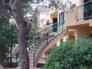 schody prowadzące do budynku ze schodami w obiekcie Kozarica Apartments w Pakoštane