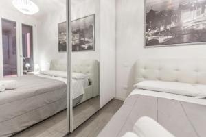 ボローニャにあるFreud 4, Bologna by Short Holidaysの白いベッドルーム(ベッド1台、鏡付)