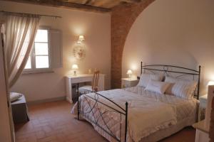 een slaapkamer met een bed, een raam en een bureau bij Agriturismo Due Comuni in San Gervasio