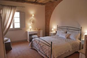 Postel nebo postele na pokoji v ubytování Agriturismo Due Comuni