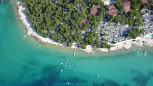 wyspa z kurortem i łodziami w wodzie w obiekcie Kozarica Apartments w Pakoštane