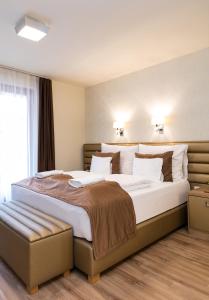 1 dormitorio con 1 cama grande en una habitación en Főtér Rezidencia 2, en Győr