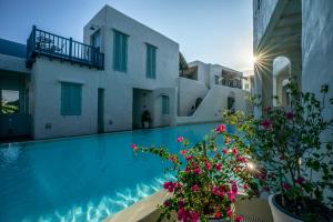 uma villa com piscina e flores em Resort de Paskani em Hua Hin