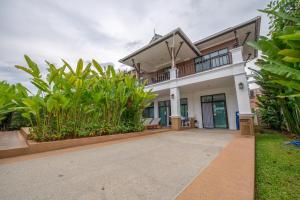 einen Blick auf ein Haus mit Pflanzen in der Unterkunft Anda Lamoon Villa Krabi in Ao Nang Beach