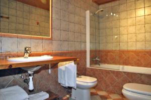 Koupelna v ubytování Apartamentos Deth Camin Reiau + 37 fotografií