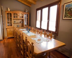 A kitchen or kitchenette at Fantastica casa a la Molina amb jardí en plena natura