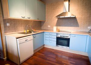 A kitchen or kitchenette at Fantastica casa a la Molina amb jardí en plena natura
