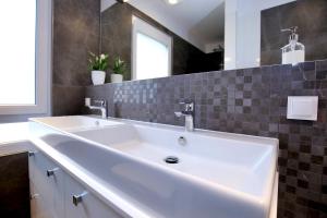 Koupelna v ubytování Villa Pag Sea View + 22 fotografií
