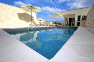 Bazén v ubytování Villa Pag Sea View nebo v jeho okolí
