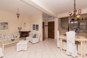 Posezení v ubytování Luxury 2-floor villa