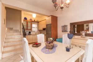 Kuchyň nebo kuchyňský kout v ubytování Luxury 2-floor villa