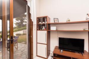 TV a/nebo společenská místnost v ubytování Luxury 2-floor villa
