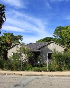 una casa al lado de una calle en Garden Route Stay, en George