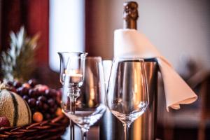 due bicchieri di vino e una bottiglia sul tavolo di Waldsee Hotel am Wirchensee a Treppeln
