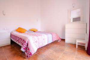 SonnenlandにあるDuplex Sun and Seaのベッドルーム1室(ピンクと白の毛布付きのベッド1台付)