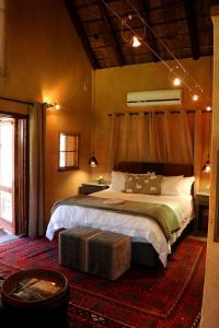 Un pat sau paturi într-o cameră la Sherewood Lodge