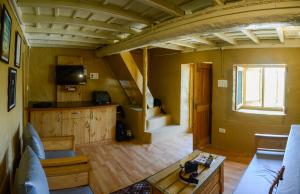 ein Wohnzimmer mit einem Sofa und einem Tisch in der Unterkunft Musafir cottage in Pālampur