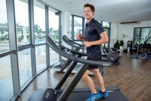 Fitness centrum a/nebo fitness zařízení v ubytování Grand Tourane Hotel Da Nang