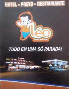 a sign for a hotel in front of a building at HOTEL LÉO in Piranguinho