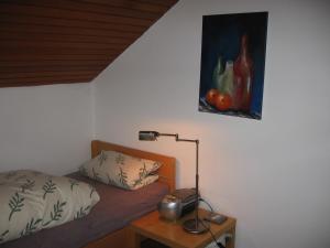 ヴェルトハイムにあるGereutweg 18のベッドルーム1室(ランプと絵画付)