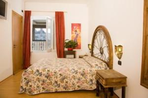 a bedroom with a bed and a table and a window at B&B Il Sedile in Lecce