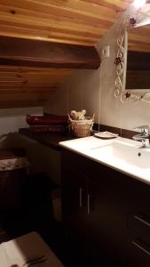 ein Badezimmer mit Waschbecken und Spiegel in der Unterkunft Grande maison de vacances in Lévignacq + 35 Fotos