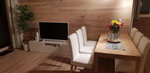 Telewizja i/lub zestaw kina domowego w obiekcie Ferienbungalow Mountain View Wood