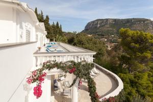 Biały budynek z kwiatami na boku w obiekcie Villa Lamaro w mieście Piano di Sorrento